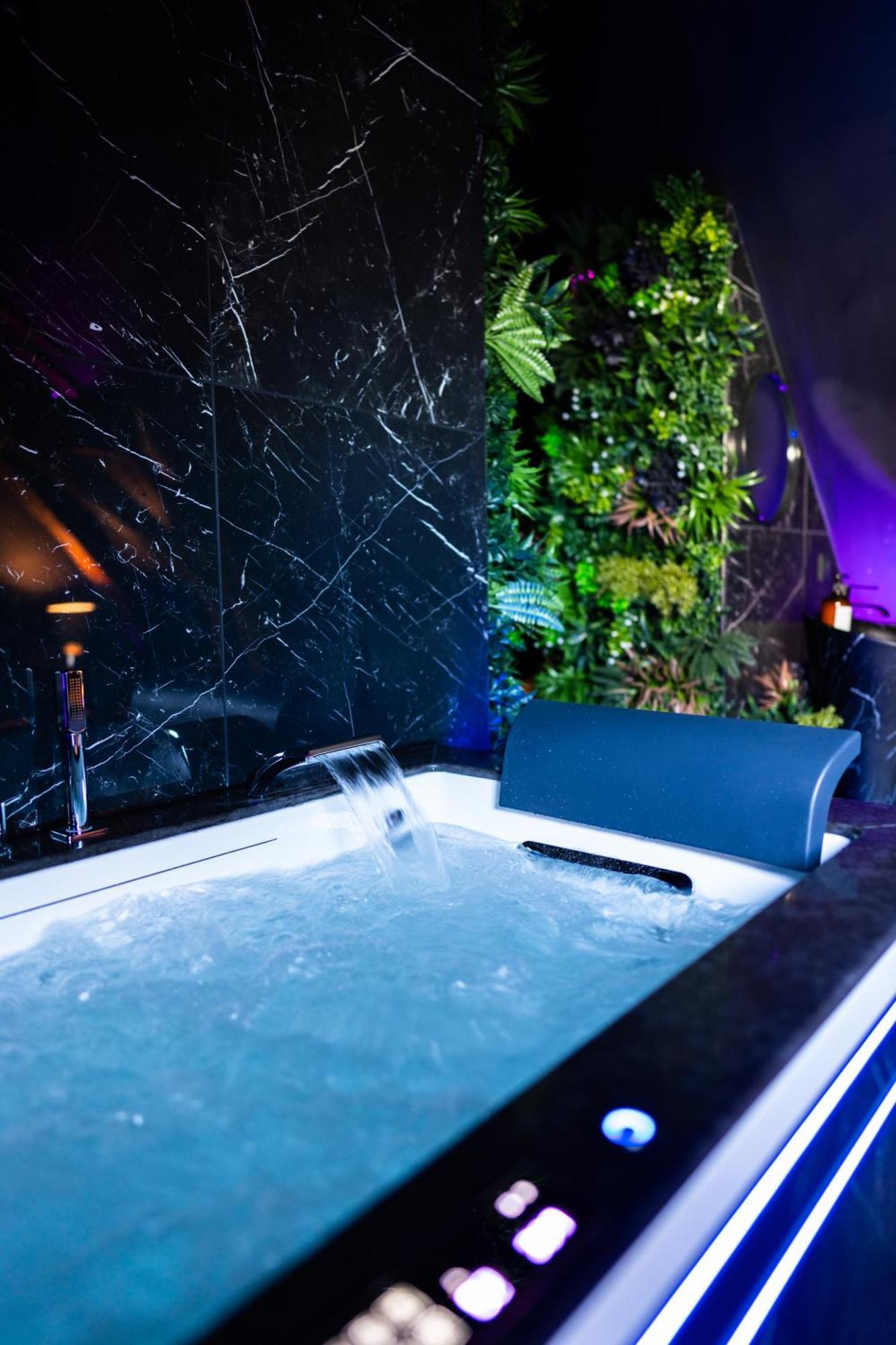 L'Evasion, Romantisme, Volupte & Jacuzzi Saumur Exterior photo